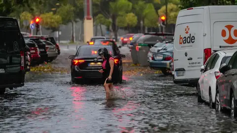 Una joven atraviesa una calle anegada de agua en Sevilla por la borrasca Aline. Una joven atraviesa una calle anegada de agua en Sevilla por la borrasca Aline.