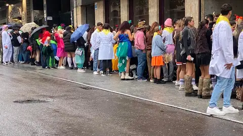 Alumnos de Medicina en la puerta de una discoteca a las 15:30 horas de este jueves Alumnos de Medicina en la puerta de una discoteca a las 15:30 horas de este jueves