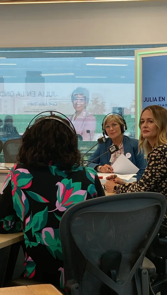 Julia Otero, con Paula González y Marta Moreno. Julia Otero, con Paula González y Marta Moreno.