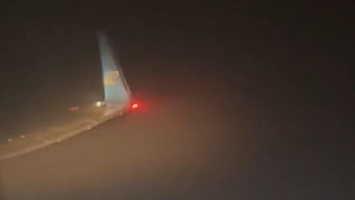 La diputada Ana Vázquez graba como impacta un rayo contra el avión en el que viajaba La diputada Ana Vázquez graba como impacta un rayo contra el avión en el que viajaba