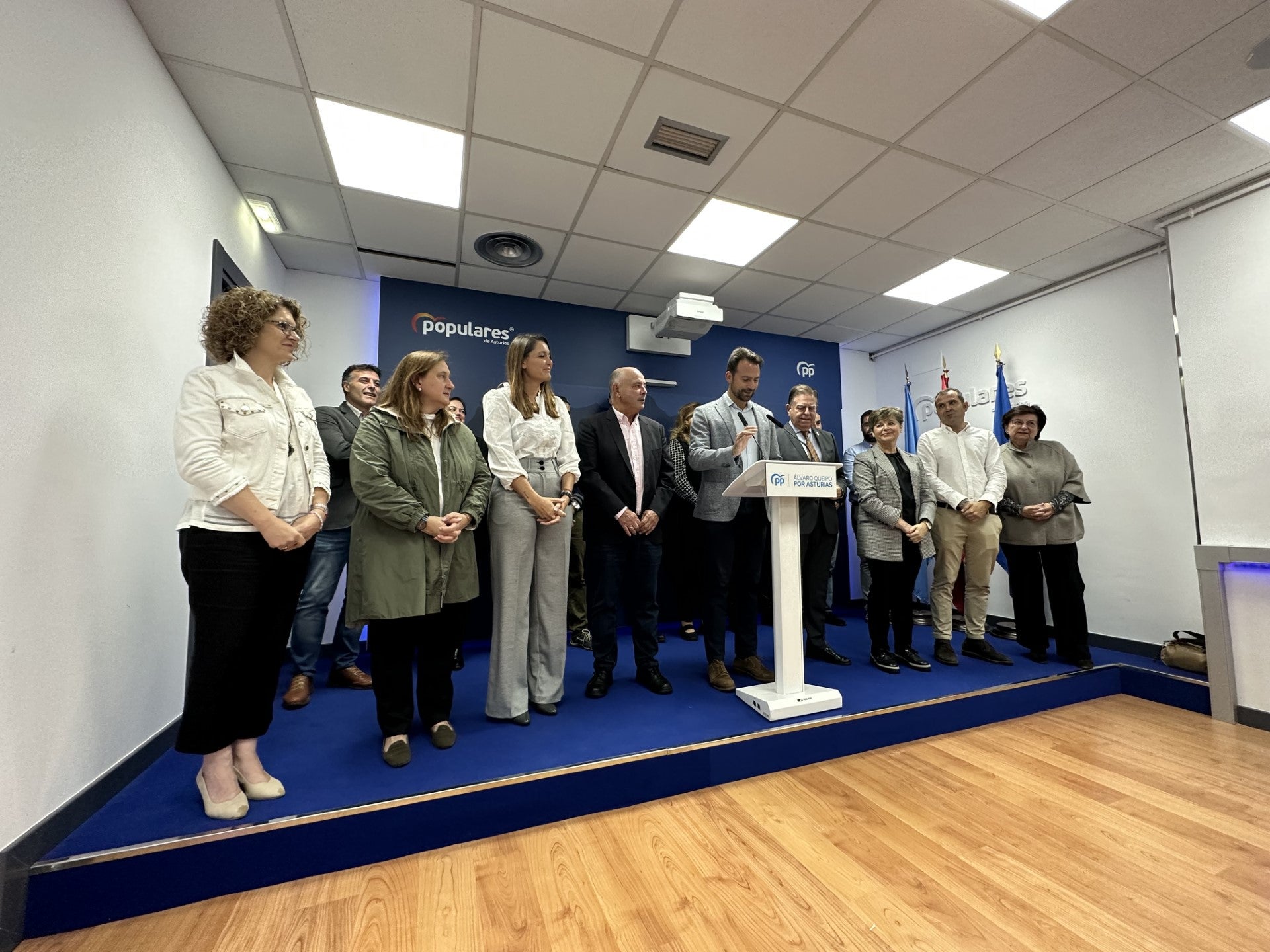 Álvaro Queipo presenta, arropado por alcaldes, su candidatura para presidir un PP de Asturias "unido" y "fuerte" Álvaro Queipo presenta, arropado por alcaldes, su candidatura para presidir un PP de Asturias "unido" y "fuerte"