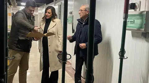 Visita de María José Catalá al mercado de Rojas Clemente reparación