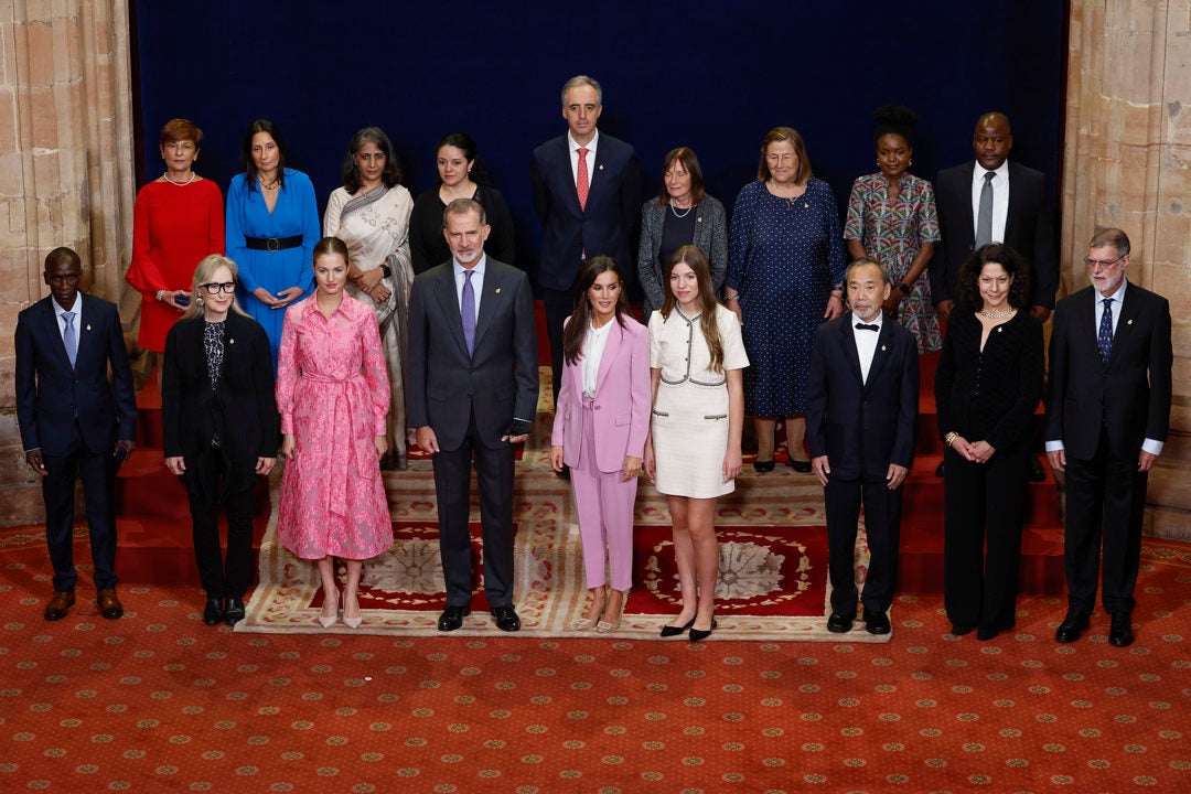 La princesa Leonor entrega las insignias a Streep, Murakami y los otros galardonados La princesa Leonor entrega las insignias a Streep, Murakami y los otros galardonados