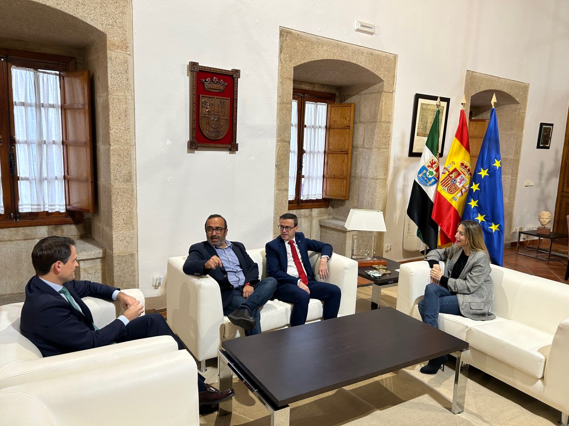 Balance muy positivo tras la reunión de los responsables de la Junta de Extremadura y de las dos Diputaciones Provinciales Balance muy positivo tras la reunión de los responsables de la Junta de Extremadura y de las dos Diputaciones Provinciales