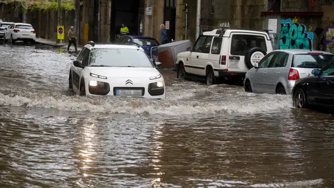Efectos de la borrasca Aline en Galicia La borrasca Aline mantiene varias zonas de España en alerta roja: estos son los avisos de la AEMET