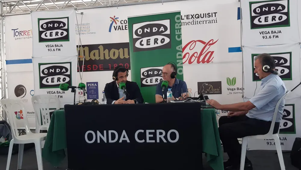 Onda Cero Vega Baja, en directo desde 'GASTROVEGABAJA' en la jornada inaugural. En la imagen Pedro J. Llorach con el alcalde de Torrevieja, Eduardo Dolón Onda Cero Vega Baja, en directo desde 'GASTROVEGABAJA' en la jornada inaugural. En la imagen Pedro J. Llorach con el alcalde de Torrevieja, Eduardo Dolón
