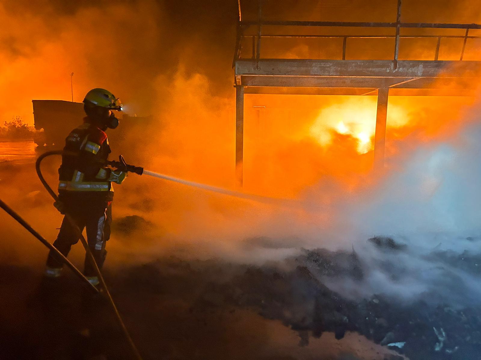 Un fuerte incendio arrasa de madrugada una nave junto al vertedero de Formentera Un fuerte incendio arrasa de madrugada una nave junto al vertedero de Formentera