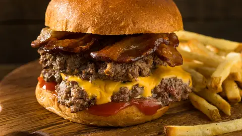 ¿Son las smash burger menos saludables que las hamburguesas tradicionales? Expertos alertan de los peligros de un consumo frecuente ¿Son las smash burger menos saludables que las hamburguesas tradicionales? Expertos alertan de los peligros de un consumo frecuente