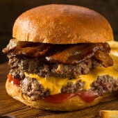 ¿Son las smash burger menos saludables que las hamburguesas tradicionales? Expertos alertan de los peligros de un consumo frecuente