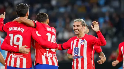 Los jugadores del Atlético de Madrid celebran el gol de su equipo anotado por Antoine Griezmann. Los jugadores del Atlético de Madrid celebran el gol de su equipo anotado por Antoine Griezmann.