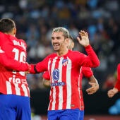 Los jugadores del Atlético de Madrid celebran el gol de su equipo anotado por Antoine Griezmann.