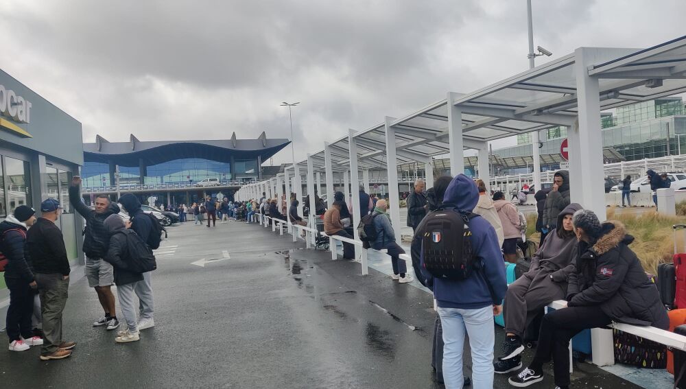 Viajeros, en las afueras del aeropuerto