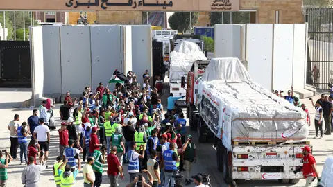 Llega ayuda humanitaria a Gaza por el paso fronterizo de Rafah Llega ayuda humanitaria a Gaza por el paso fronterizo de Rafah