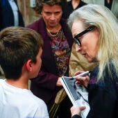 Meryl Streep charla con Juan, un niño de 10 años que rompió a llorar al conocerla