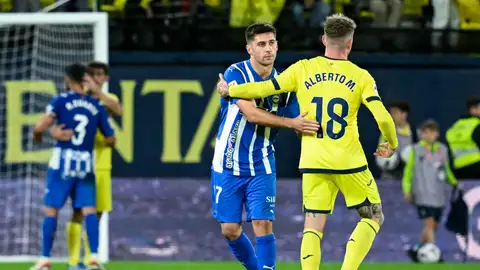 Xeber Alkain, jugador del Alavés, junto a Alberto Moreno, jugador del Villarreal Xeber Alkain, jugador del Alavés, junto a Alberto Moreno, jugador del Villarreal