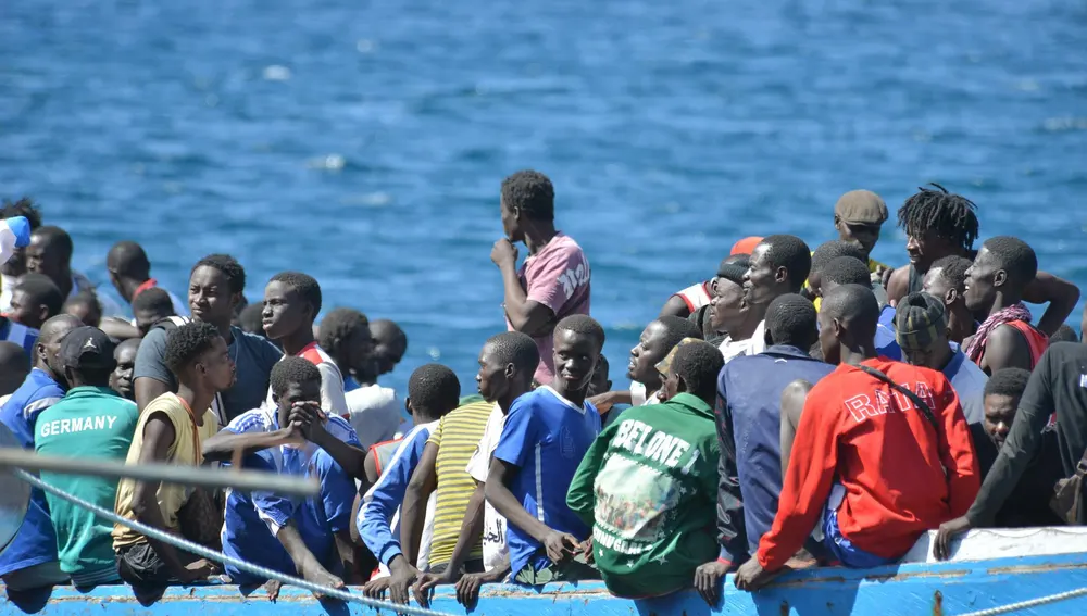 En la imagen, un cayuco llegado en los últimos meses a Canarias con menores entre sus ocupantes En la imagen, un cayuco llegado en los últimos meses a Canarias con menores entre sus ocupantes