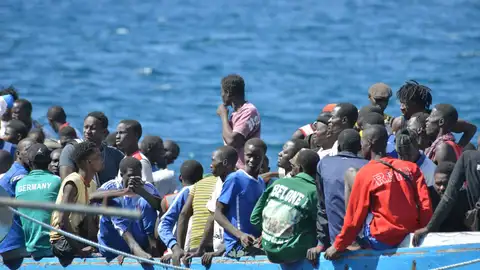 En la imagen, un cayuco llegado en los últimos meses a Canarias con menores entre sus ocupantes En la imagen, un cayuco llegado en los últimos meses a Canarias con menores entre sus ocupantes
