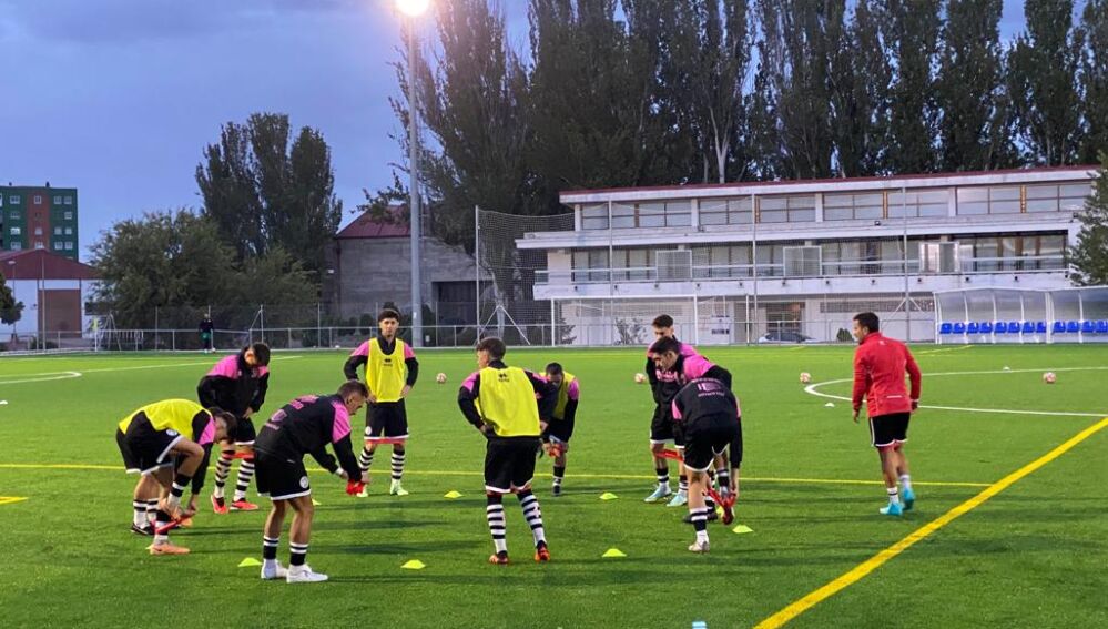 Los futbolistas señalan que hay zonas del Anexo ajenas a la luz de los focos