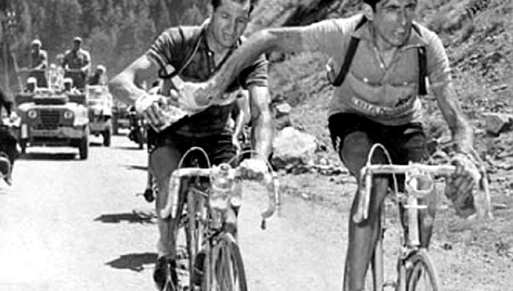 Los dos ciclistas italianos, en la icónica imagen