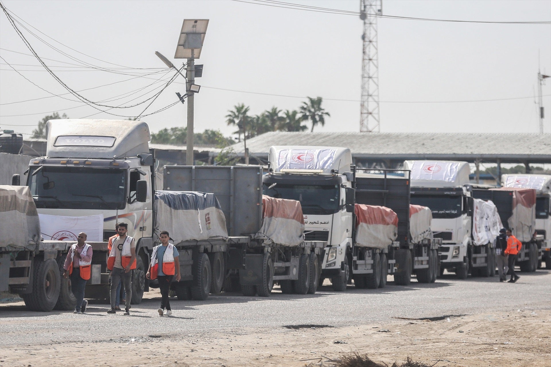 Un segundo convoy con ayuda humanitaria entra en Gaza por el paso de Rafah Un segundo convoy con ayuda humanitaria entra en Gaza por el paso de Rafah