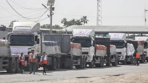 Un segundo convoy con ayuda humanitaria entra en Gaza por el paso de Rafah Un segundo convoy con ayuda humanitaria entra en Gaza por el paso de Rafah