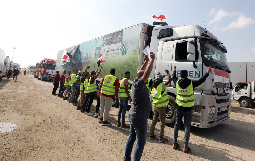 La ayuda humanitaria vuelve a entrar en Gaza por el paso de Rafah tras el fin de la tregua La ayuda humanitaria vuelve a entrar en Gaza por el paso de Rafah tras el fin de la tregua