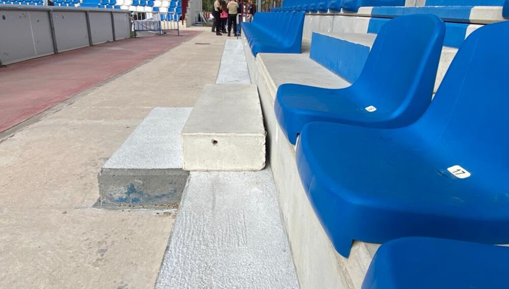 Otro escalón deficiente en la grada destinada a la afición visitante