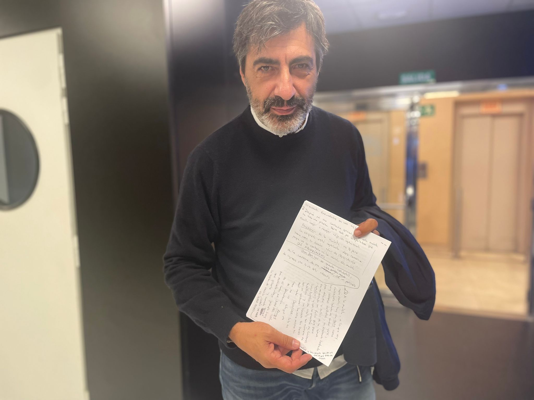 El garabato de Isabel Lobo a Juan del Val: "En el caso de que fuera una maleta, nunca me lo perdería" El garabato de Isabel Lobo a Juan del Val: "En el caso de que fuera una maleta, nunca me lo perdería"