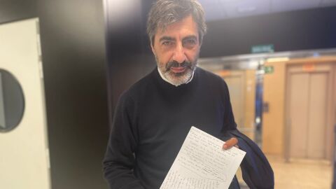 El escritor Juan del Val con el garabato de Isabel Lobo