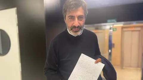 El escritor Juan del Val con el garabato de Isabel Lobo El escritor Juan del Val con el garabato de Isabel Lobo