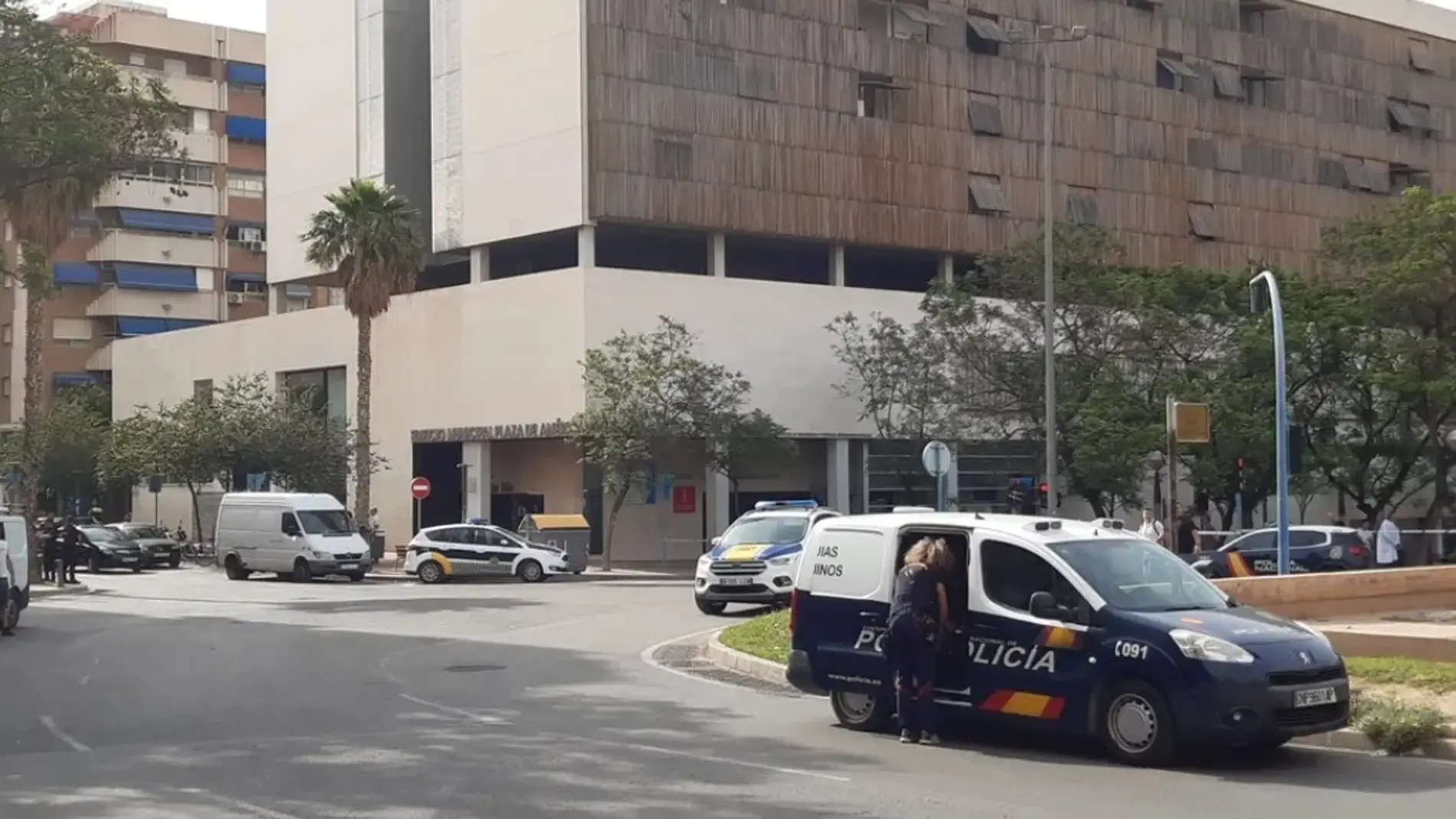 Un despliegue de la Policía Nacional en Alicante