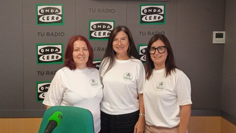 Ana Anguita y Leticia Baeza, de ASFEME, con Mayte Vilaseca