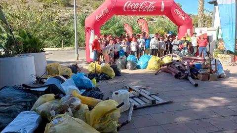 Voluntarios recogen más de 600 kilos de residuos de la Playa del Torres de La Vila Voluntarios recogen más de 600 kilos de residuos de la Playa del Torres de La Vila