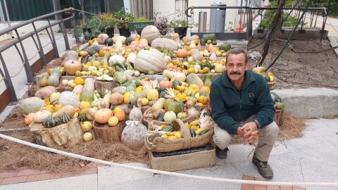 El jardinero del RJB Eustaquio Bote junto a la muestra &#39;Calabazas&#39; que se podrá visitar