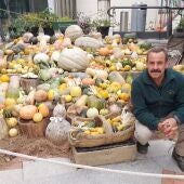 El jardinero del RJB Eustaquio Bote junto a la muestra 'Calabazas' que se podrá visitar