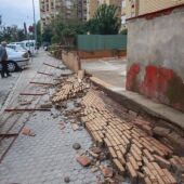 Caída de un muro en la calle Zapillo en el barrio de Sevilla Este por la borrasca Bernard