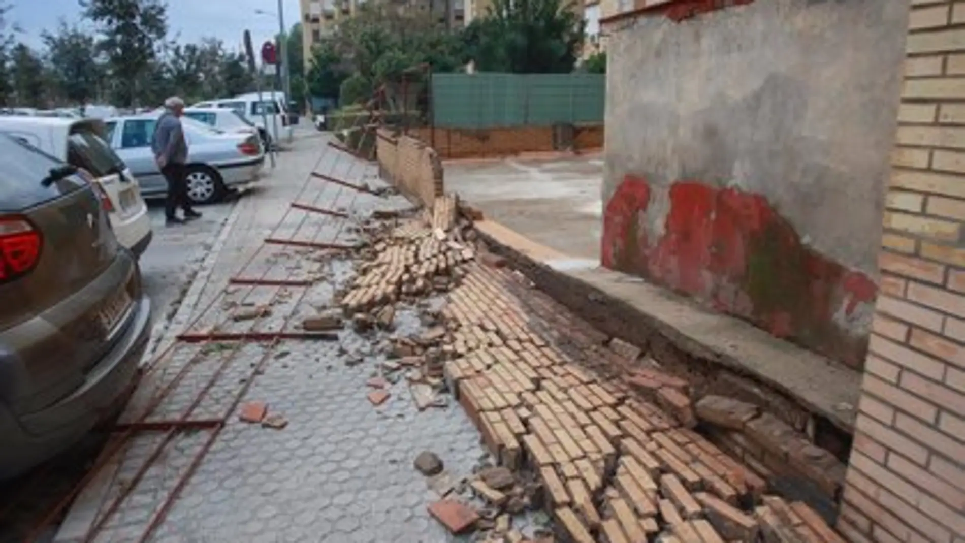 Caída de un muro en la calle Zapillo en el barrio de Sevilla Este por la borrasca Bernard