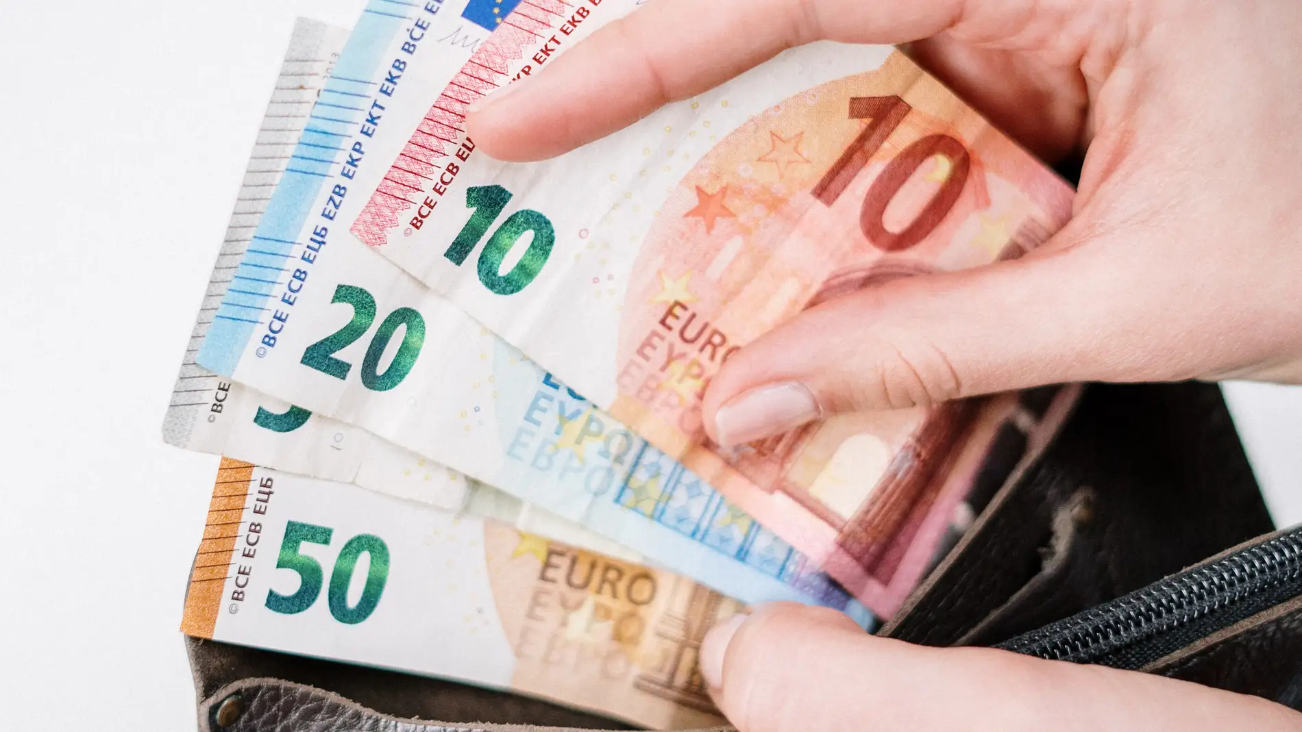 El dinero en efectivo continúa siendo el método de pago mas usado en España