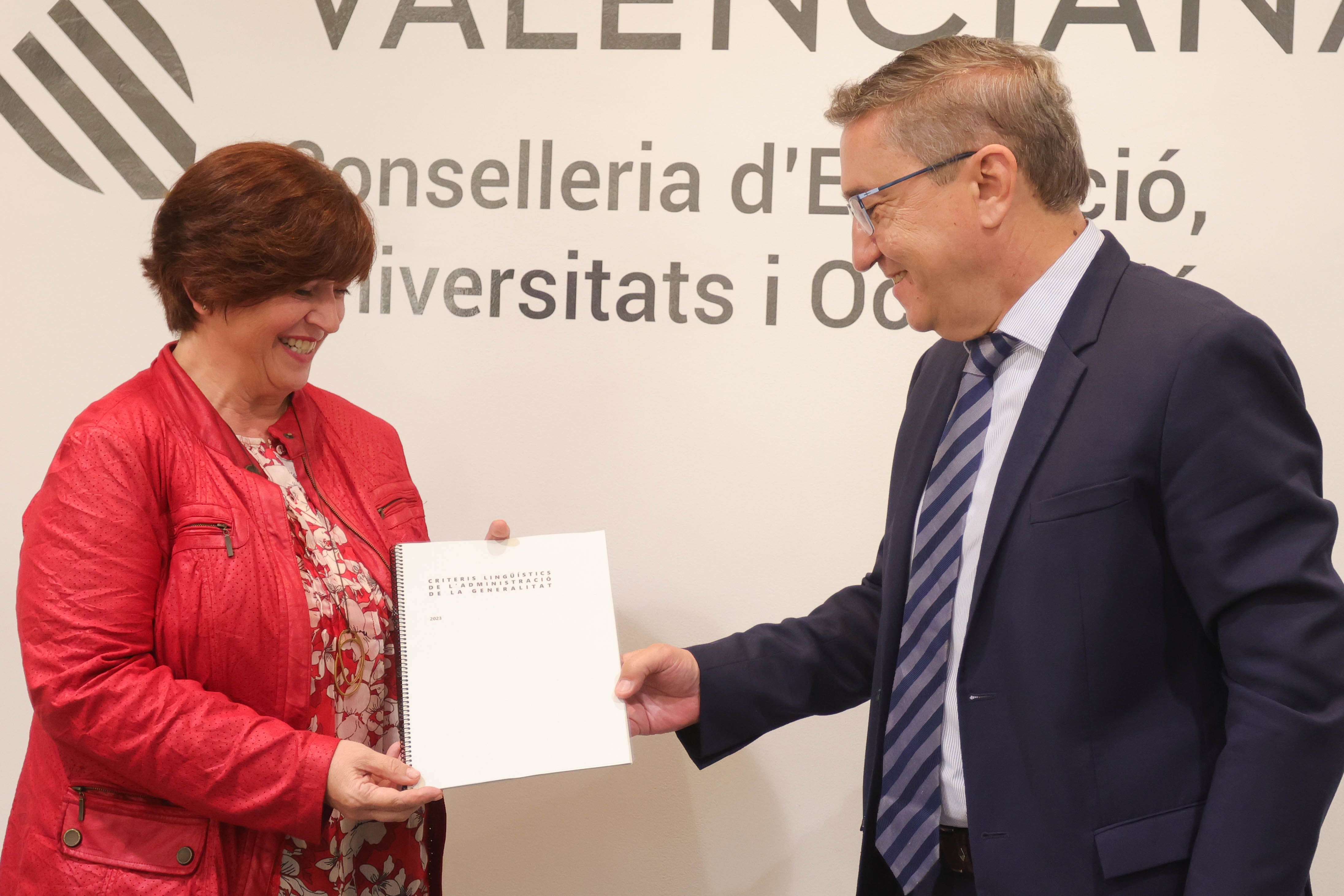 El Consell entrega a la AVL los nuevos criterios del valenciano, menos "catalanizado" El Consell entrega a la AVL los nuevos criterios del valenciano, menos "catalanizado"