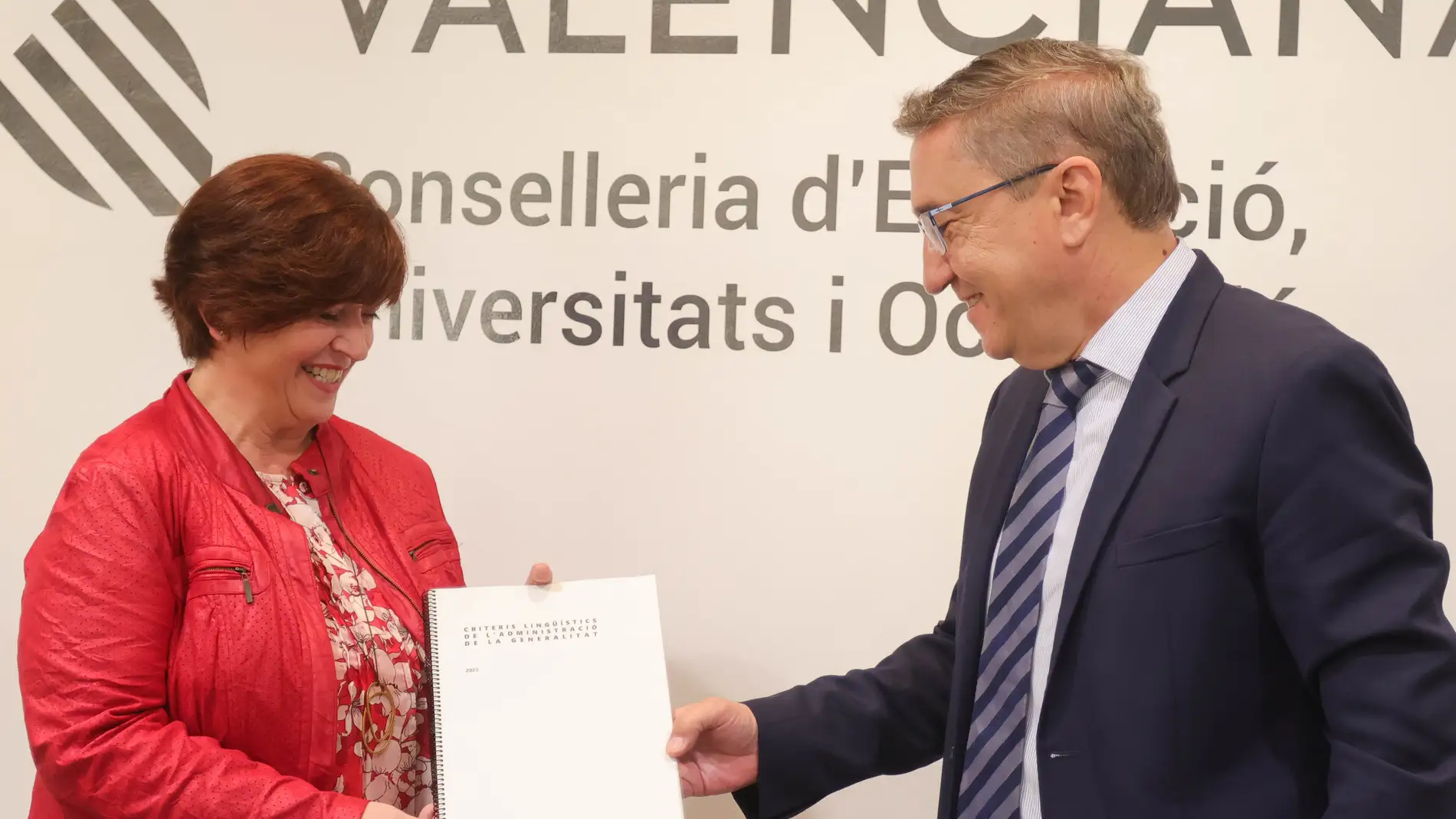Educación presenta a la AVL el borrador de los nuevos criterios lingüísticos de la Generalitat para comunicarse con los ciudadanos