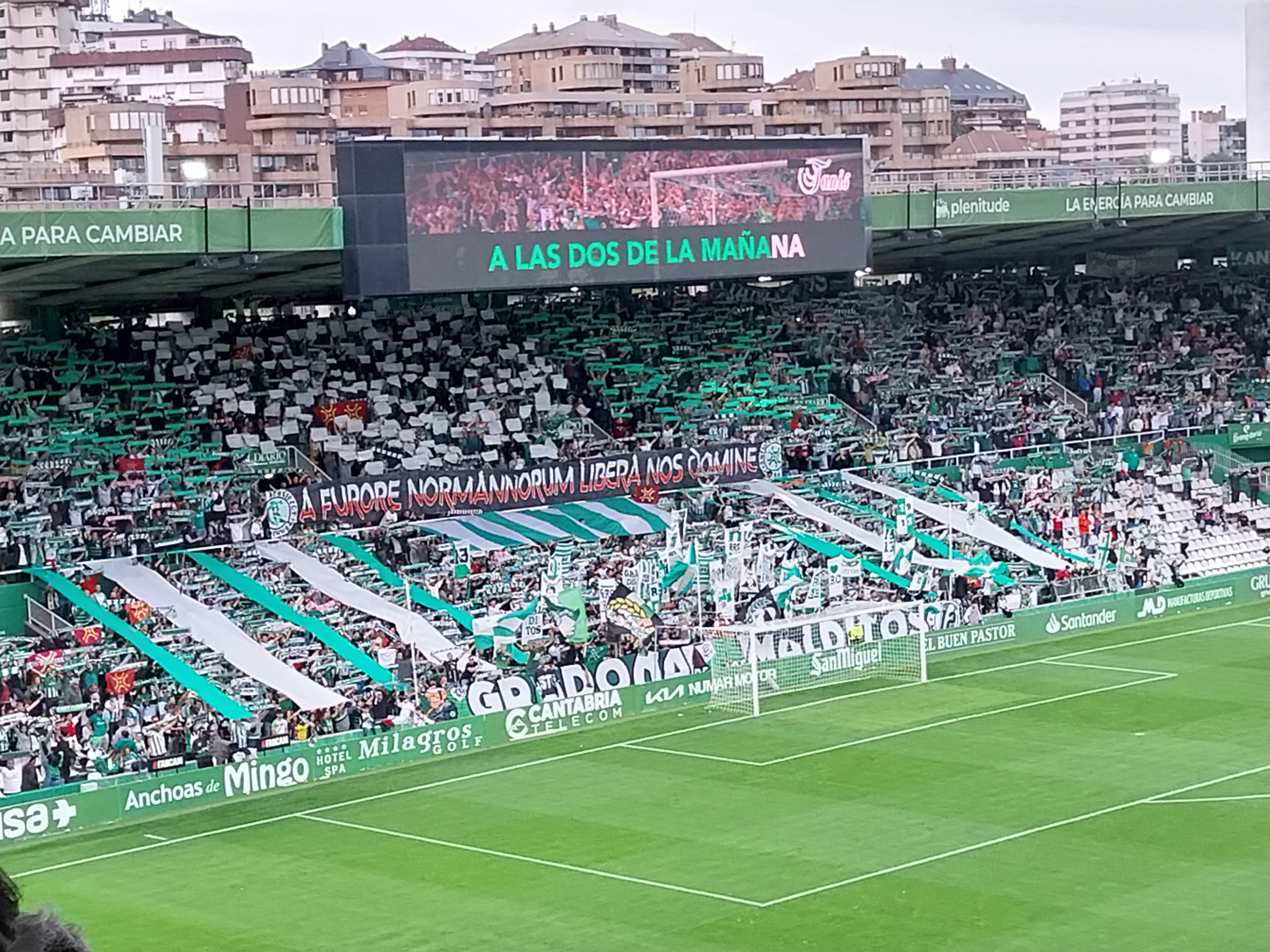Tomi, speaker de La Gradona: "Todo el estadio se suma a la animación y eso da un ambiente único en El Sardinero" Tomi, speaker de La Gradona: "Todo el estadio se suma a la animación y eso da un ambiente único en El Sardinero"