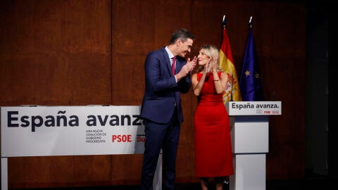 La l&iacute;der de Sumar y ministra de Trabajo en funciones, Yolanda D&iacute;az, y el presidente del Gobierno en funciones y l&iacute;der del PSOE, Pedro S&aacute;nchez, durante una rueda de prensa ofrecida para informar sobre el acuerdo para formar Gobierno en Madrid