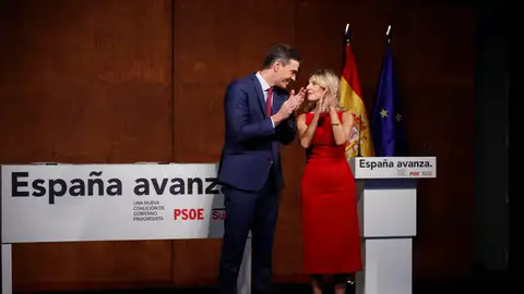 La líder de Sumar y ministra de Trabajo en funciones, Yolanda Díaz, y el presidente del Gobierno en funciones y líder del PSOE, Pedro Sánchez, durante una rueda de prensa ofrecida para informar sobre el acuerdo para formar Gobierno en Madrid La líder de Sumar y ministra de Trabajo en funciones, Yolanda Díaz, y el presidente del Gobierno en funciones y líder del PSOE, Pedro Sánchez, durante una rueda de prensa ofrecida para informar sobre el acuerdo para formar Gobierno en Madrid