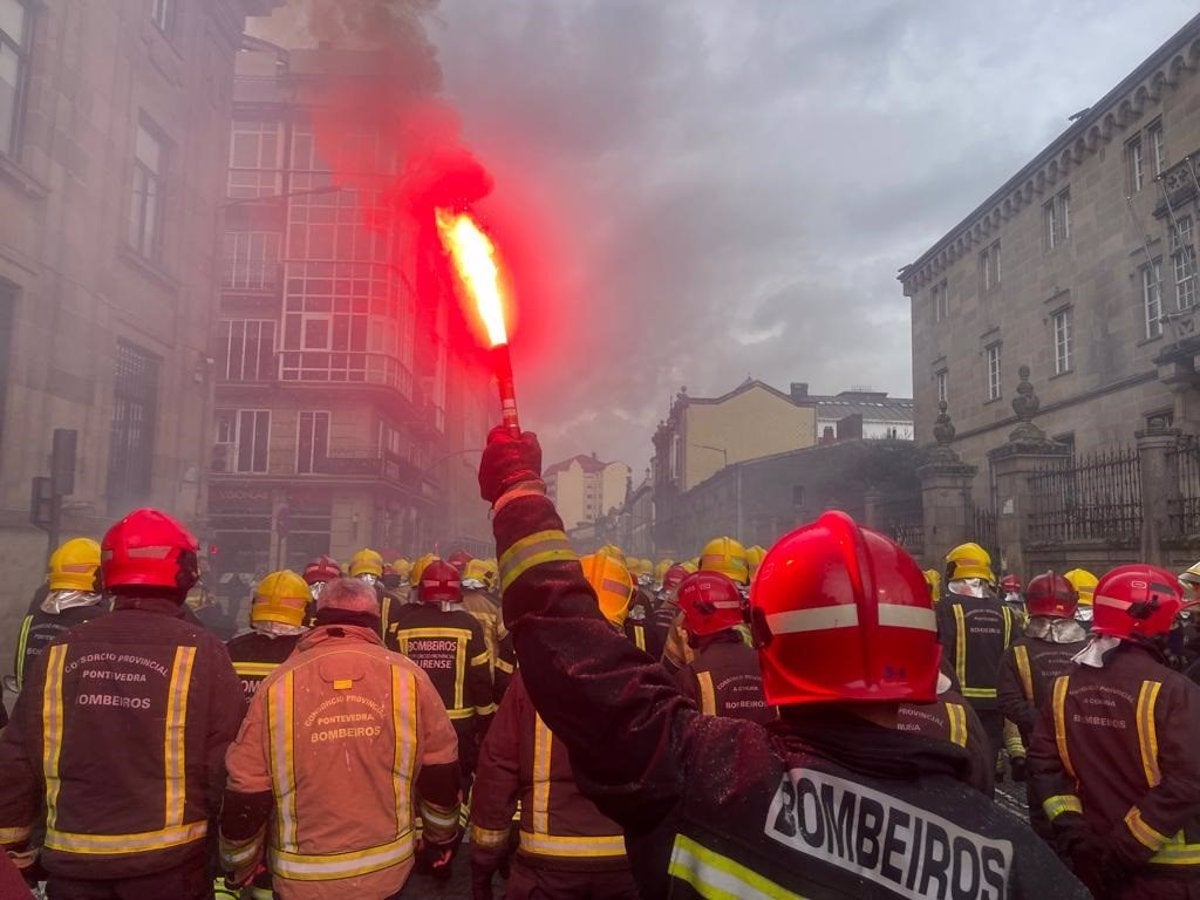 Un bombero y dos policías heridos en los graves incidentes ocurridos ante la sede de la Diputación de Ourense Un bombero y dos policías heridos en los graves incidentes ocurridos ante la sede de la Diputación de Ourense