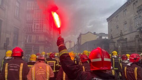 Imagen de la protesta de los bombero comarcales en Ourense. Europa Press