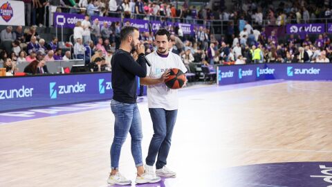 V&iacute;ctor S&aacute;nchez, micr&oacute;fono en mano, en su primer partido en el m&aacute;ximo nivel del baloncesto masculino de Espa&ntilde;a