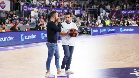 Víctor Sánchez, micrófono en mano, en su primer partido en el máximo nivel del baloncesto masculino de España Víctor Sánchez, micrófono en mano, en su primer partido en el máximo nivel del baloncesto masculino de España
