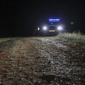 Vehículos de la Guardia Civil en las inmediaciones del lugar en el que una joven ha muerto tras ser atacada este lunes por perros de pastoreo Vehículos de la Guardia Civil en las inmediaciones del lugar en el que una joven ha muerto tras ser atacada este lunes por perros de pastoreo