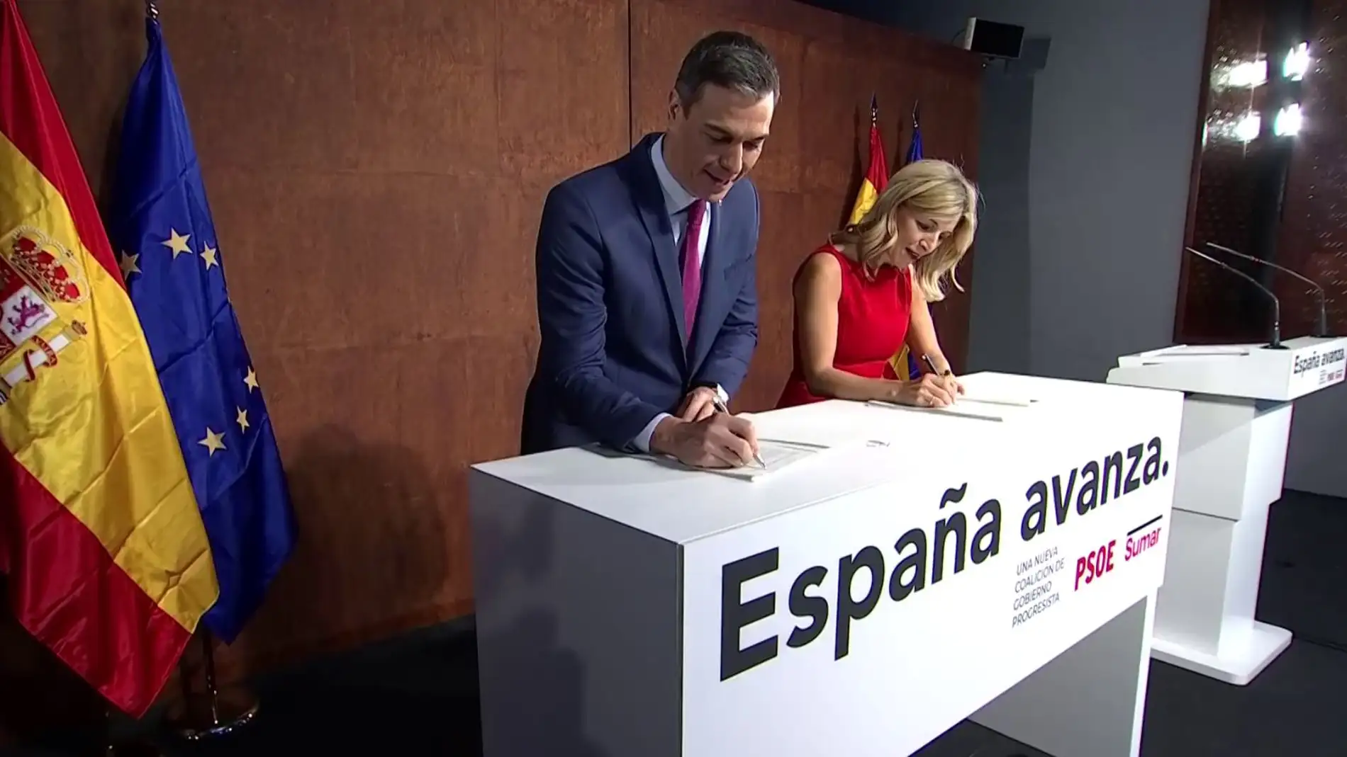 Pedro Sánchez y Yolanda Díaz firmando su acuerdo