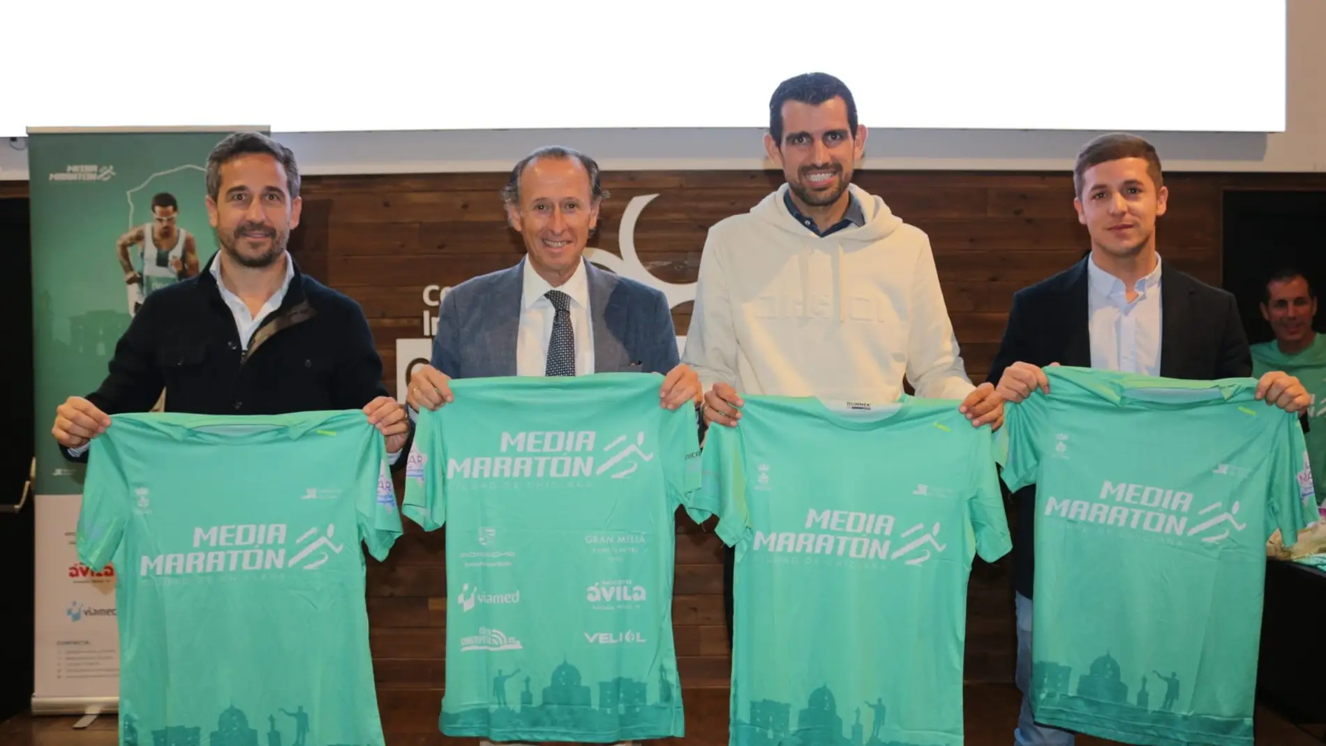 El alcalde de Chiclana, José María Román, presentando la camiseta de la Media Maratón de Chiclana